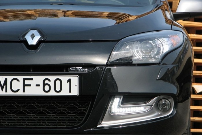 NIKE-logóhoz hasonlít a menetjelző LED-sor, a GT Line felirat pedig jelzi, hogy a sportüléses, kemény rugós, kényelmetlen fajta Mégane áll előttünk