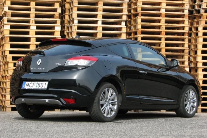 A Renault sokat nyert a Dacia márka feltámasztásával. Megtanult olcsón jót gyártani: nézzék, milyen kevés különálló elemből tevődik össze a látványos forma!