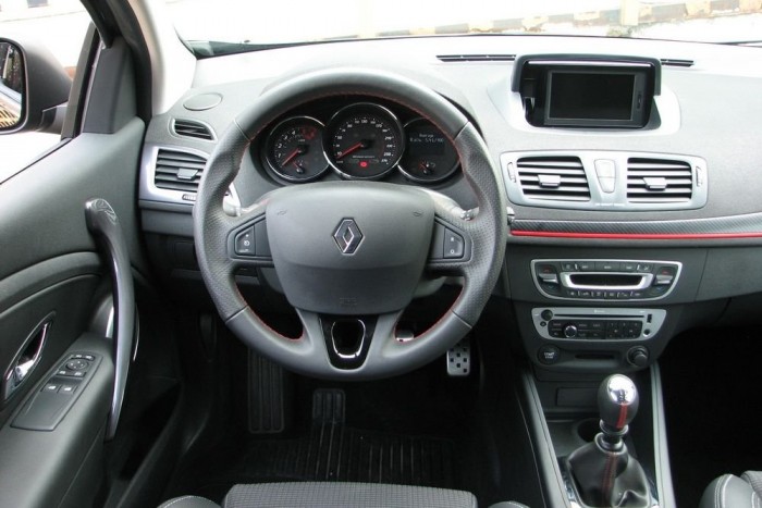 A kormány jó fogású, de a döntött műszeregységet sokáig kell szokni, mire elfelejti az ember gyűlölni