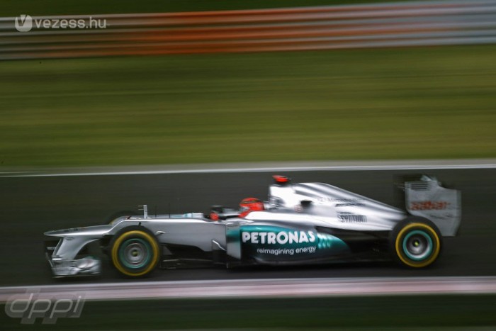 Félig kiszáll a Forma-1-ből a Mercedes?