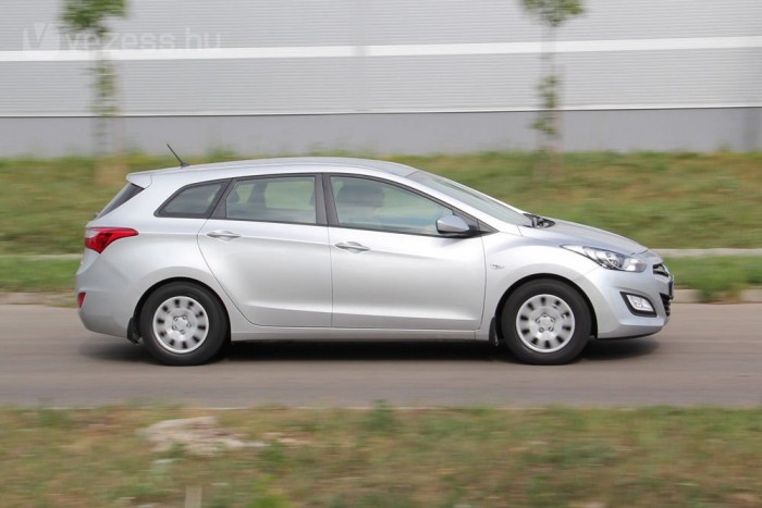 265 centivel azonos a kombi és az ötajtós tengelytávja. Örültünk a 6,9 literes átlagfogyasztásnak