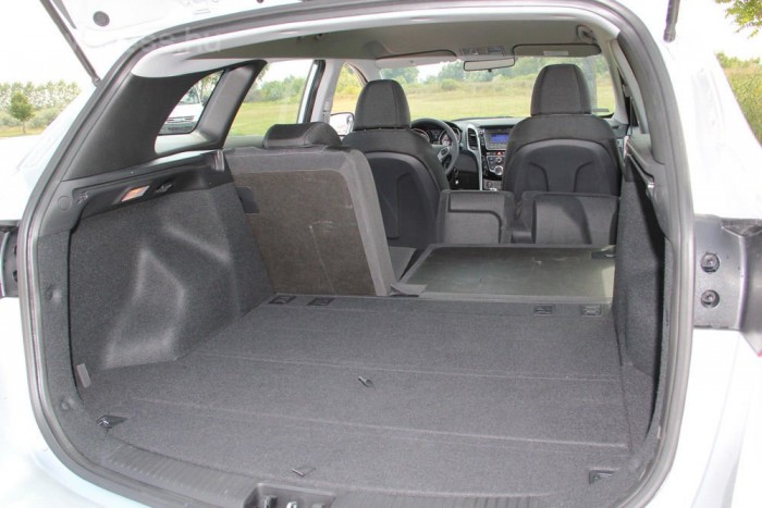 Lehajtott ülésekkel 1642 literes a csomagtér. A Mégane maximuma 1567, a Focusé 1516 liter, mindhárom esetben pótkerék nélkül