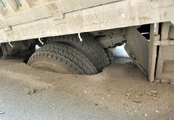 Úttestbe ragadt egy teherautó