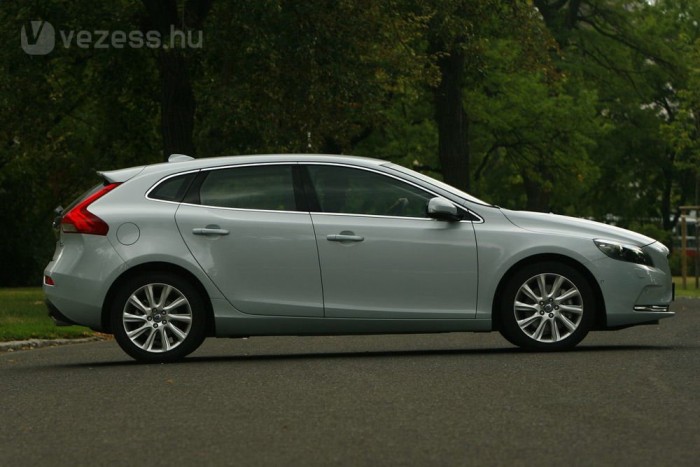 Volvo V40 D3: közel a XXII. század 9 | Vezess Műszakilag a V40 a Ford Focus rokona, futóműve elöl-hátul független konstrukció