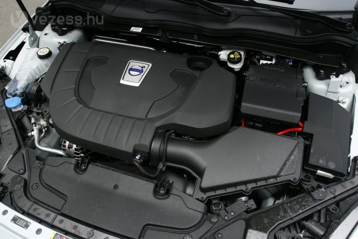 Volvo V40 D3: közel a XXII. század 7 | Vezess D3 névvel 350 Nm és 150 lóerő a két fontos adat, az öthengeres dízelmotor erősebbik változata a D4, szintén öt hengerrel, de 177 lóerővel és 400 newtonméterrel