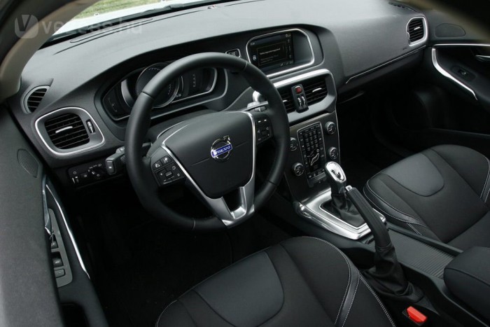 Volvo V40 D3: közel a XXII. század 8 | Vezess Háromféle rásegítő erővel dolgozhat a kormány. Két nap után Sportban hagytuk