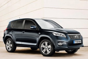 Másfél millió autót hív vissza a Toyota