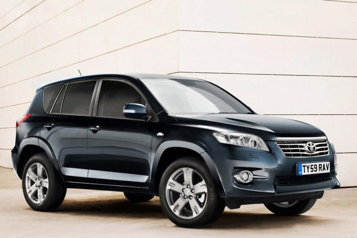 Másfél millió autót hív vissza a Toyota