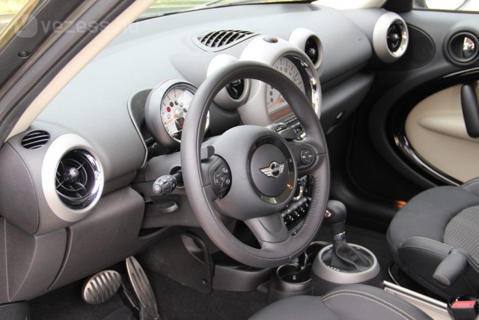 Egy élhető MINI 6 | Vezess Innen nézve bármelyik MINI lehetne, bármerre nézünk köröket látunk