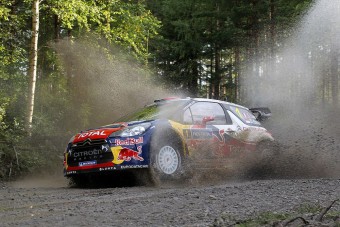 Loeb veri a helyieket a Finn-ralin - videó
