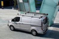 A múlt héttől háromtagúra bővült a Ford Transit sorozatának kínálata. A Transit Custom változata a Transit és a Transit Connect közt helyezkedik el, és testvéreihez hasonlóan kapható lesz Tourneo, személyszállító változatban is.