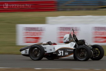 Egyetemisták autói versengenek