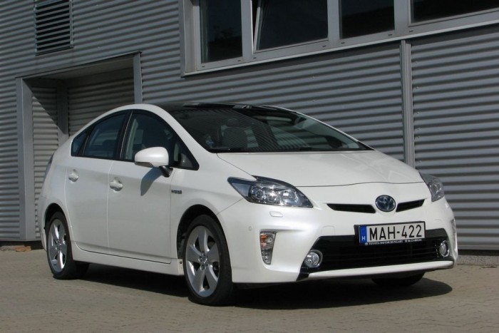 Íme, a 2012-es Toyota Prius. Pont olyan, mint a 2009-es eredeti, csak van rajta LED-es menetjelző fény, kapott követőradart és nappal is lehet látni, mennyivel megy