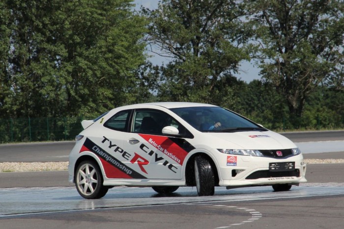 Szlovákiában virágzik az autósport 6 | Vezess A vezetéstechnikai tréningen ha nincs saját autó adnak, Honda Civic Type-R típusú autókat. Isten tartsa meg jó szokásukat!