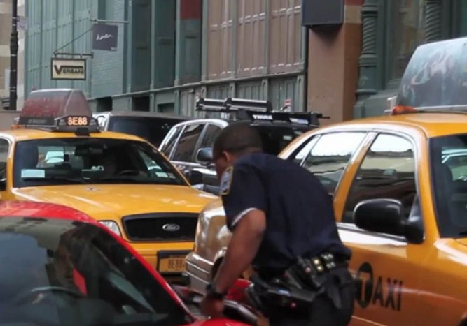 Rendőr lábára hajtott a Ferraris