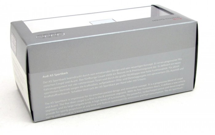 A doboz hátulján németül és angolul a marketingesek munkája