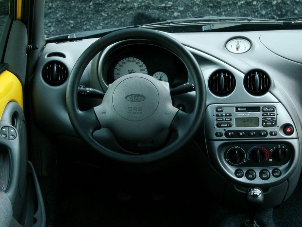 A Ford Ka belseje a New Edge formaterv ékes példája, karddal csapott ívek mindenfele. A forma szép az anyagminőség viszont csapnivaló