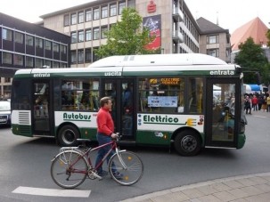 Felsővezetékről tölthető elektromos midibuszok Bécsben 