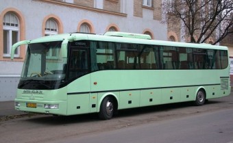 Lopott busszal furikázott, autókat tört