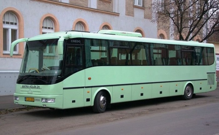 Lopott busszal furikázott, autókat tört