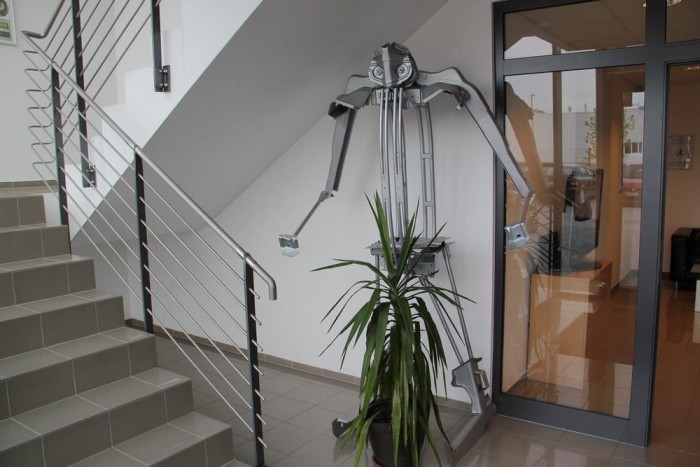 Magyar gyár, ahol franciáknak, japánoknak, németeknek hegesztenek 7 | Vezess Az irodaépületbe lépve kiderül, hogy egy acélalkatrész-gyártó cégben is élhet kreatív szellem