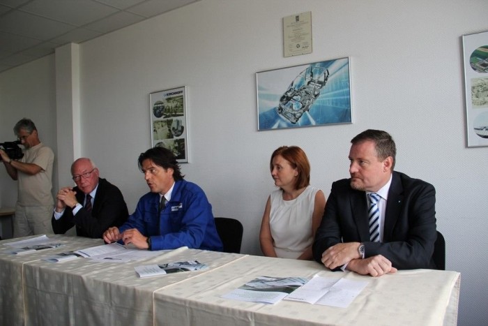 Magyar gyár, ahol franciáknak, japánoknak, németeknek hegesztenek 8 | Vezess Jobbról balra: Rainer Spindeldreher, az anyavállalat pénzügyi igazgatója, Sólyom Szabolcs, a Kirchhoff Hungária ügyvezetője, Tétényi Éva, Eszergom polgármestere, és (azt hiszem) Uwe Hartmann, az anyacég HR-igazgatója