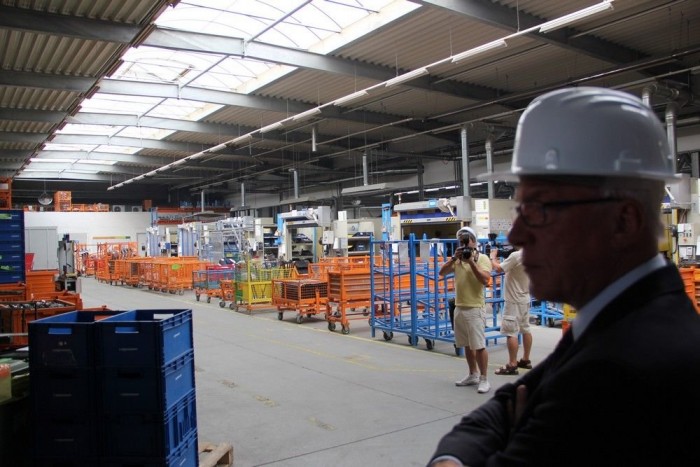 Magyar gyár, ahol franciáknak, japánoknak, németeknek hegesztenek 10 | Vezess Német pénzügyi igazgató legelteti szemét az olcsó magyar munkaerővel és máig vonzó befektetési környezettel idecsalt beruházáson