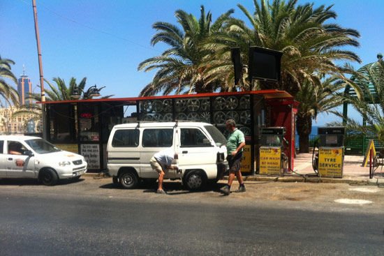 Ez az útszéli benzinkút (egyben felniárus) Sliemában, az ország legnagyobb városában tényleg csak annyi, amennyi a képen látható.