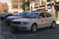 Máltán nem cifrázzák túl a taxikat. Fehérek, apró felirattal és számmal az ajtón, ennyi.