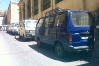 Mintha törvény írná elő, a valettai piac árusai feltűnően egyenjárműveket használnak. Maruti Omni, Suzuki Carry és társaik.