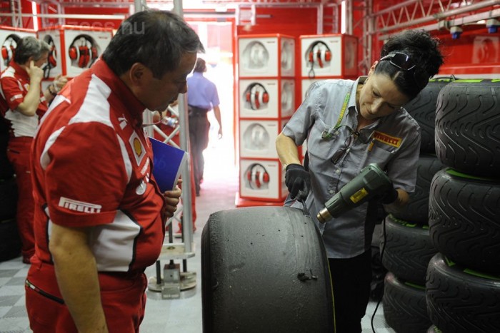 F1: A Ferrarinál még rágják a gumikat