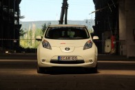 A Nissan nem spilázta túl a villanyautót. A Leaf akár a következő Sunny, Almera vag Tiida is lehetne, teljesen autószerű autó