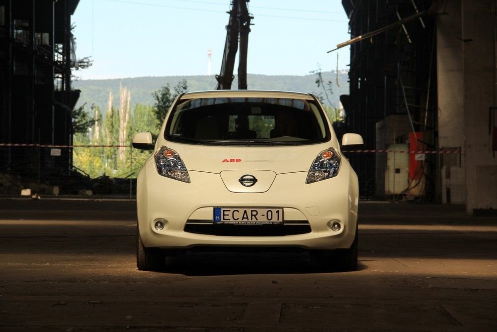 A Nissan nem spilázta túl a villanyautót. A Leaf akár a következő Sunny, Almera vag Tiida is lehetne, teljesen autószerű autó