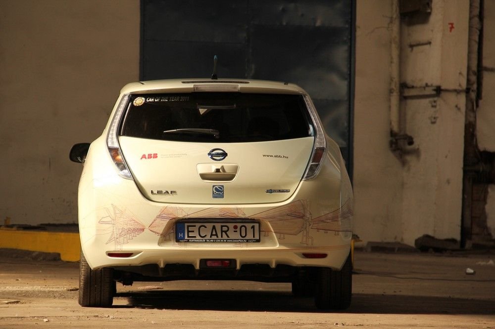 Ha nem lenne az a rusnya kocka-ködlámpa, hátulról a fehér csíklámpával különlegesen sejtelmes lenne a telifehér Leaf