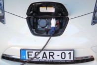 A 3,3 kW-os töltővel nyolc óra alatt lehet a teljesen lemerült Leaf-et teljesen feltölteni, háztartási konnektorról, 30 amperes biztosítékkal