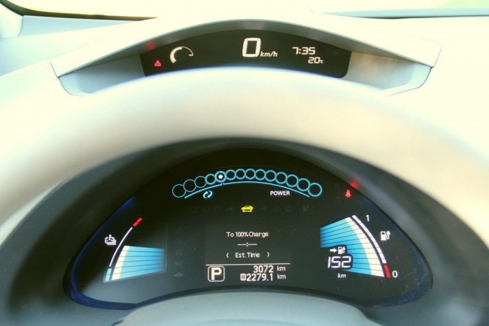 Sebesség, akku-kapacitás, teljesítményfelvétel és egy rendszerhőfok-mérő