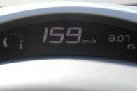 Szépen mutat, de a valós sebesség ilyenkor 145 km/h, ennyiben maximálta elektronikusan a Nissan a Leaf tempóját