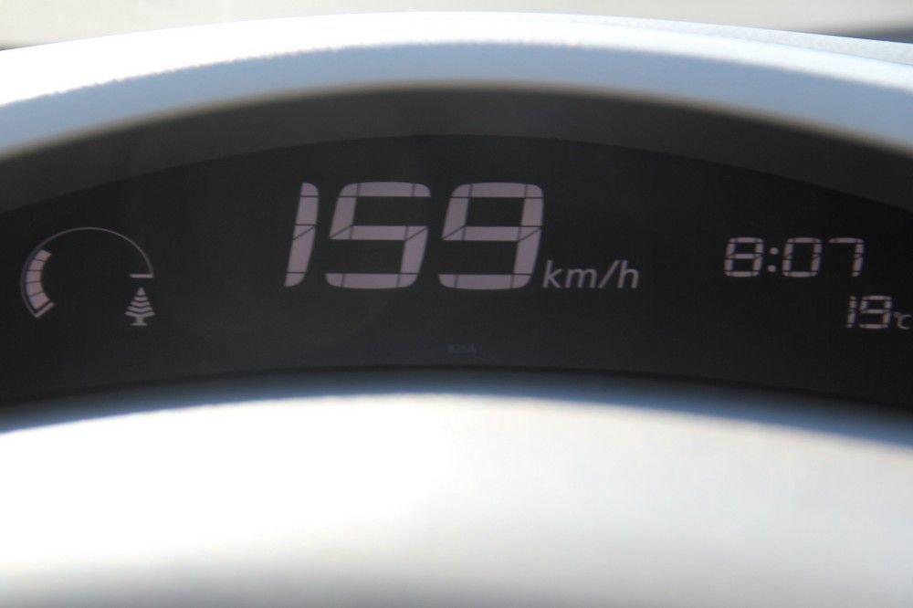 Szépen mutat, de a valós sebesség ilyenkor 145 km/h, ennyiben maximálta elektronikusan a Nissan a Leaf tempóját