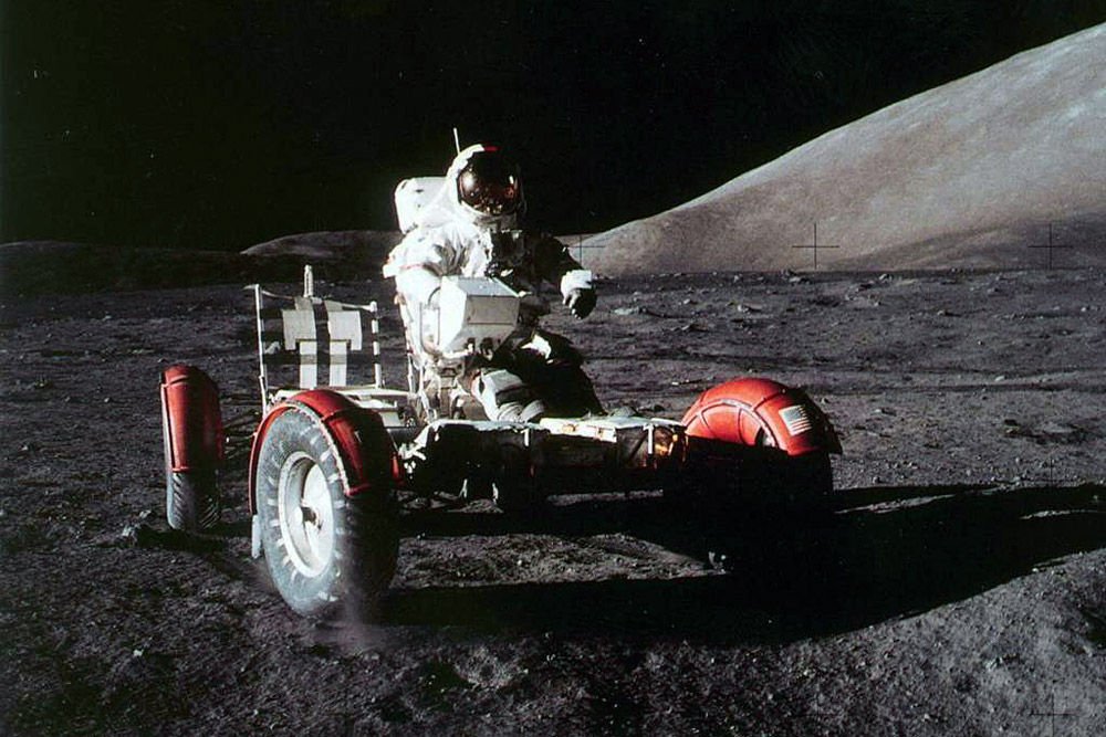 A világűr után az első, közeli égitesten a Holdon történő sikeres landolás volt a cél. De ha már sikerül odajutni, valamivel mozogni is kell ott.