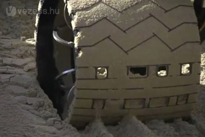 Morze-jeleket hagy maga után a homokban