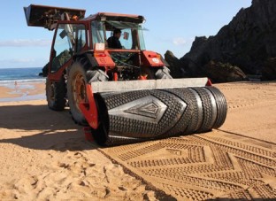 Művészi üzenet az ufóknak, traktorral