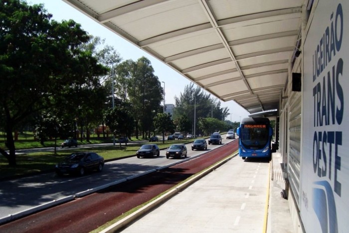 Rióban olimpiai szám lesz a zártpályás, autóbuszos tömegközlekedés 7 | Vezess Egy Ligeirao nyitott baloldali ajtókkal áll a BRT-vonal egyik megállójában