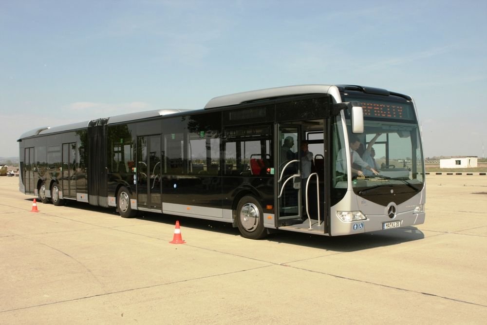 Mercedes-Benz CapaCity a tököli reptér betonján