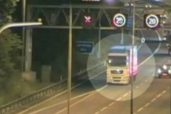 Videón a forgalommal szemben közlekedő magyar kamionos