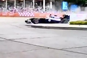 F1: Maldonado utcán is összetörte a Williamst - videó