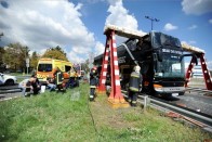 Leborotválta a busz tetejét az oszlop 6