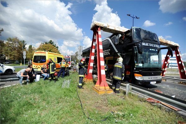 Leborotválta a busz tetejét az oszlop 4