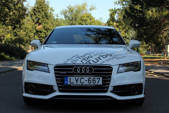 Bajuszos férfi mosolyog rám. Én is férfi vagyok. Ő egy X6-os BMW-ben ül. Én egy másik, szintén izmos, szintén német kupéban. Már ha ezek kupék, mindegy. Azt szeretné, ha nyomnám neki.
