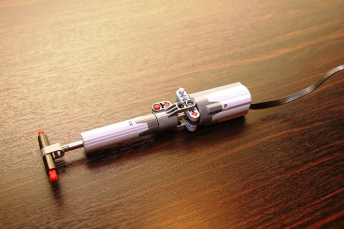 Félpótkocsis billencsből konténeres önrakodó 10 | Vezess A motor a munkahenger tengelyét forgatja, ezzel kihajtva a rudat