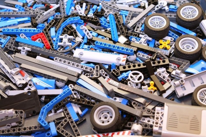 Félpótkocsis billencsből konténeres önrakodó 15 | Vezess Sok apró alkatrészből eddig még nem veszett el egy sem